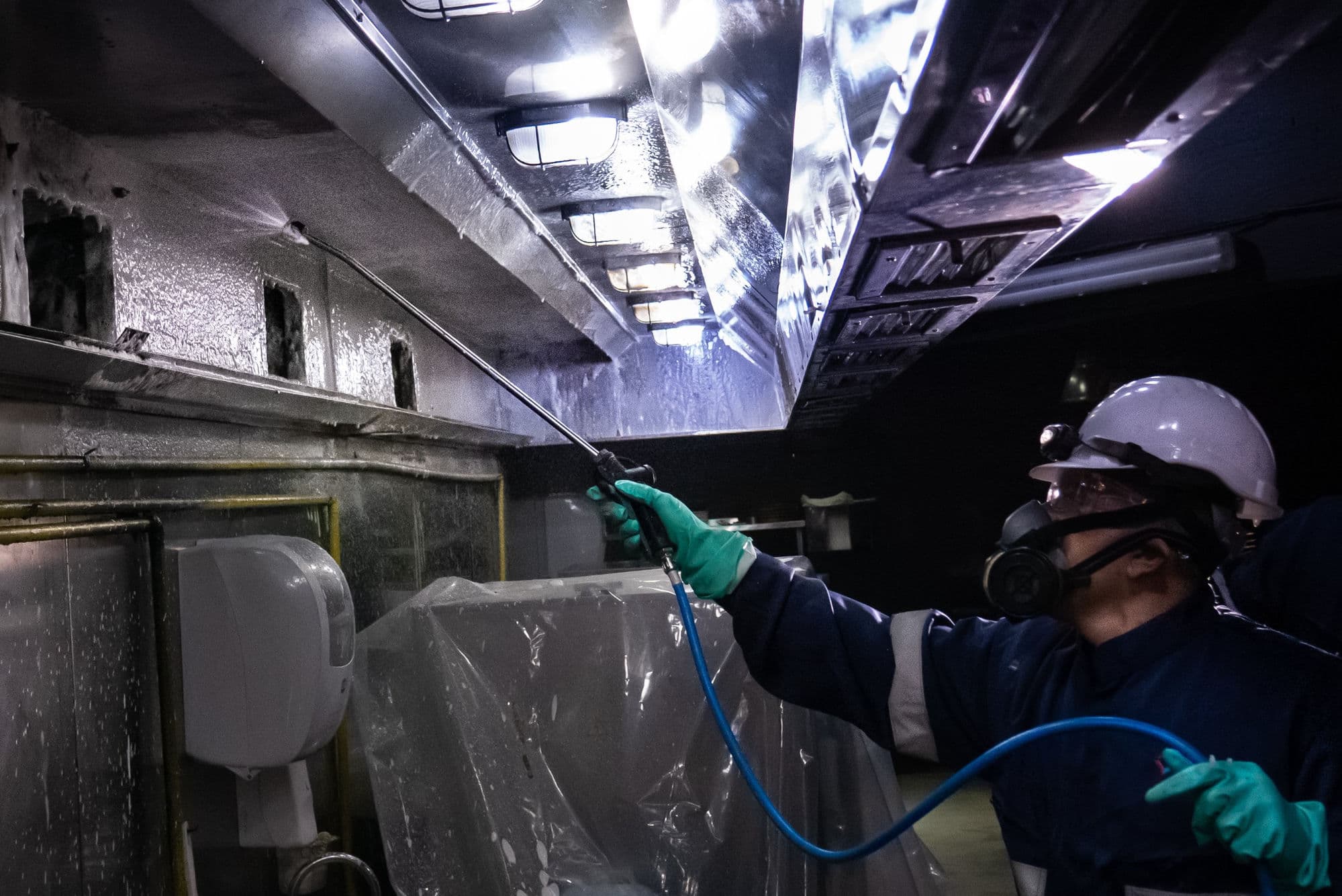 Aplicación de espuma en campana industrial